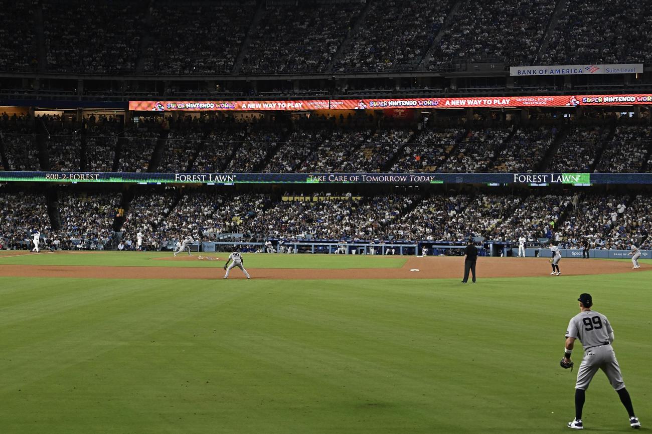 ドジャース対ヤンキース　6回裏ドジャース無死、大谷（後方）は右超えソロ本塁打を放つ。手前は右翼手ジャッジ（撮影・滝沢徹郎）