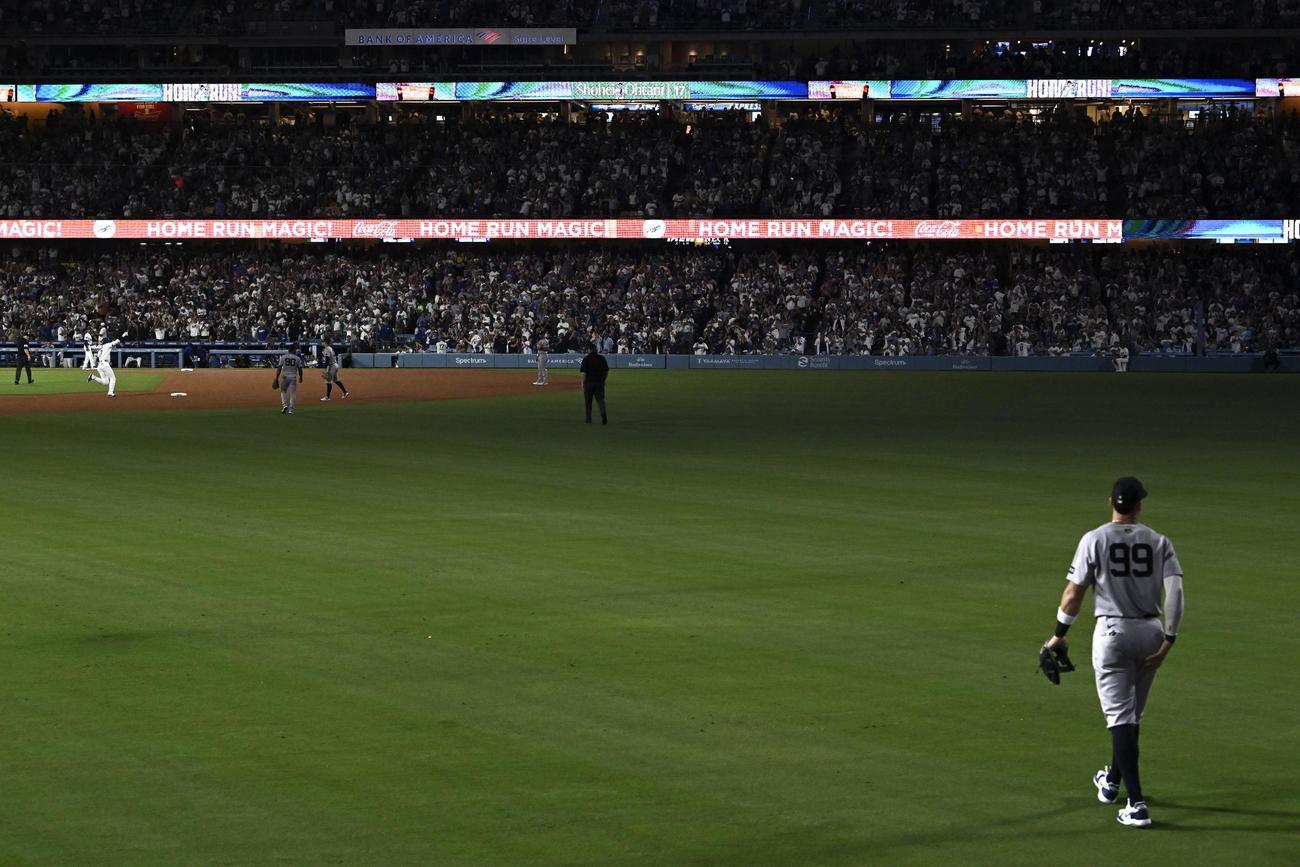 ドジャース対ヤンキース　6回裏ドジャース無死、大谷（後方左）はソロ本塁打を放ちダイヤモンドを1周する。手前は右翼手ジャッジ（撮影・滝沢徹郎）