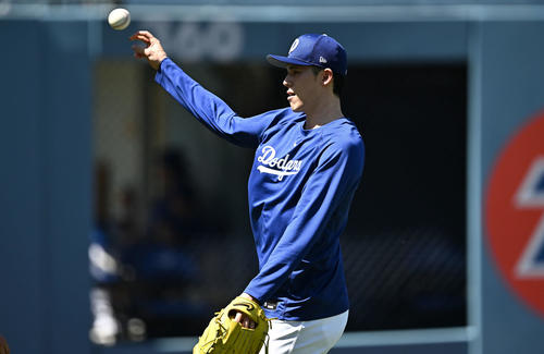 ドジャース対ヤンキース　キャッチボールで調整するドジャース佐々木（撮影・滝沢徹郎）
