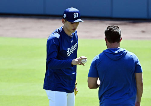 ドジャース対ヤンキース　キャッチボールで調整するドジャース佐々木はボールを見つめる（撮影・滝沢徹郎）