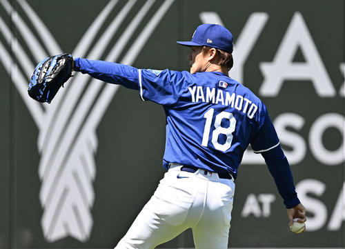 ドジャース対ヤンキース　試合前練習でキャッチボールするドジャース山本（撮影・滝沢徹郎）