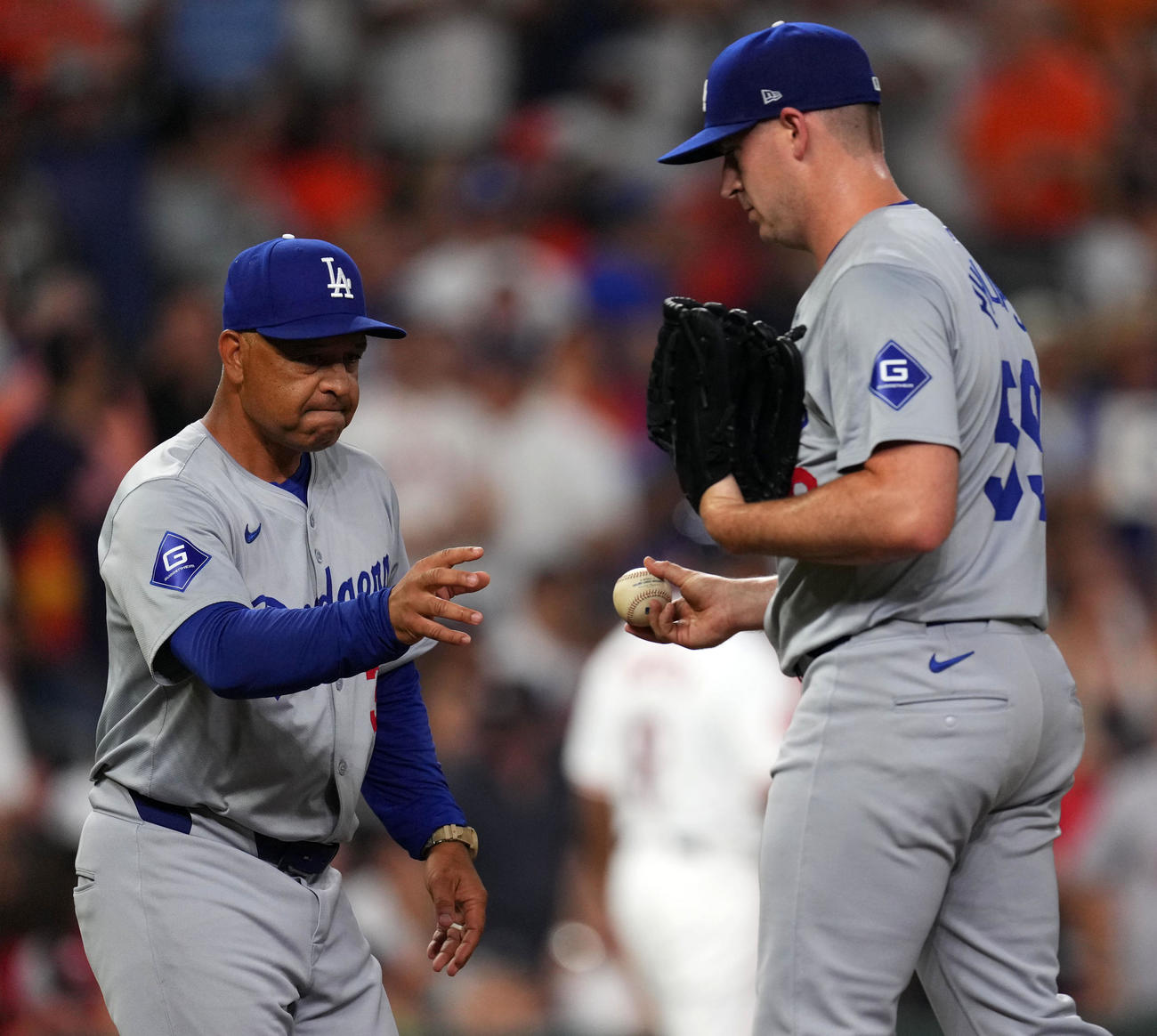 投手交代でフィリップス（右）からボールを受け取るロバーツ監督（2024年7月撮影）
