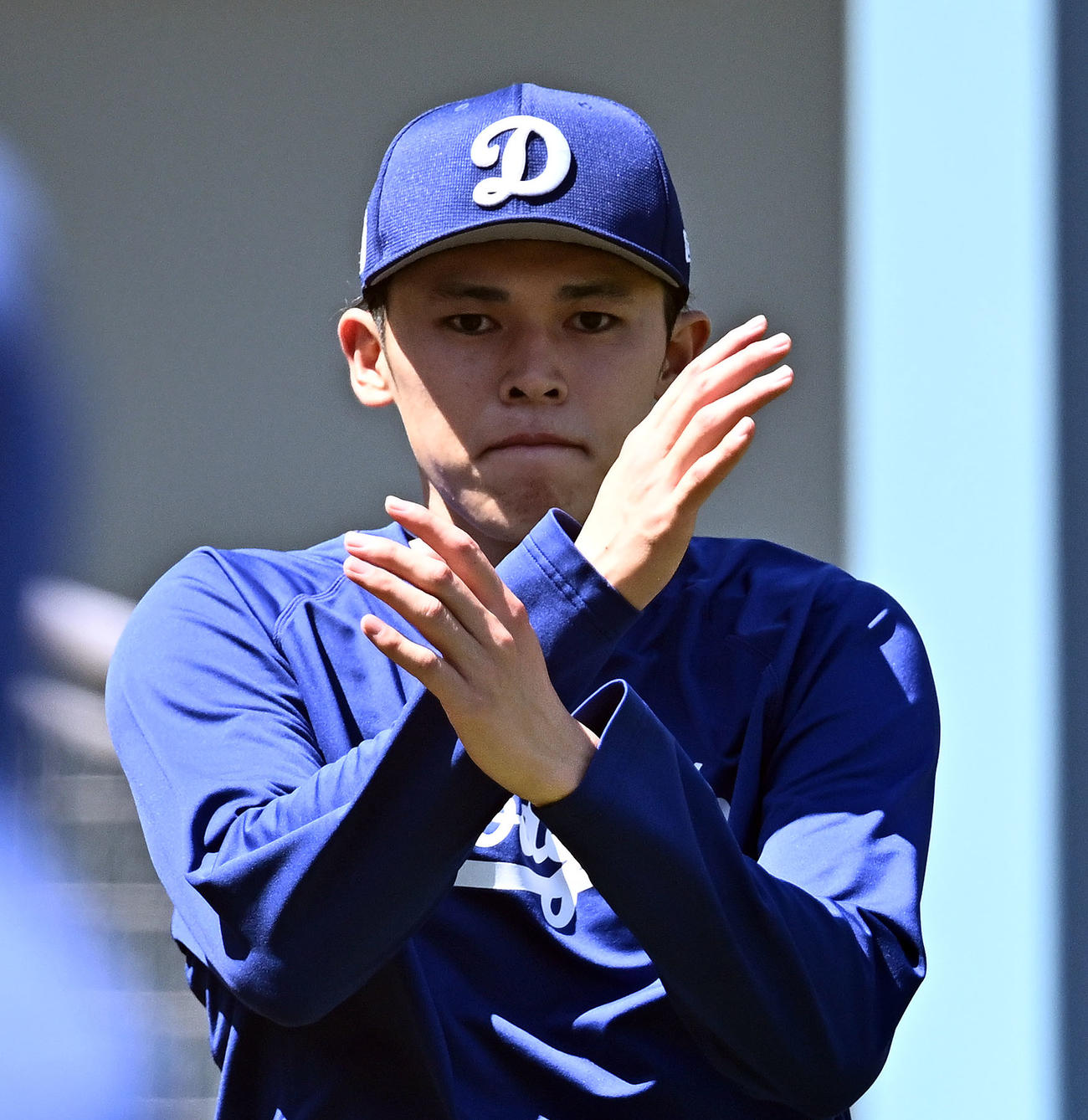 ドジャース対ヤンキース　試合前練習で調整するドジャース佐々木（撮影・滝沢徹郎）