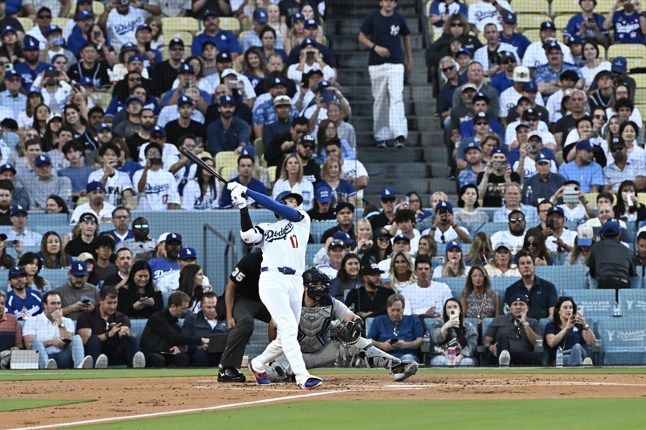 ドジャース対ヤンキース　1回裏ドジャース無死、大谷はソロ本塁打を放つ（撮影・滝沢徹郎）