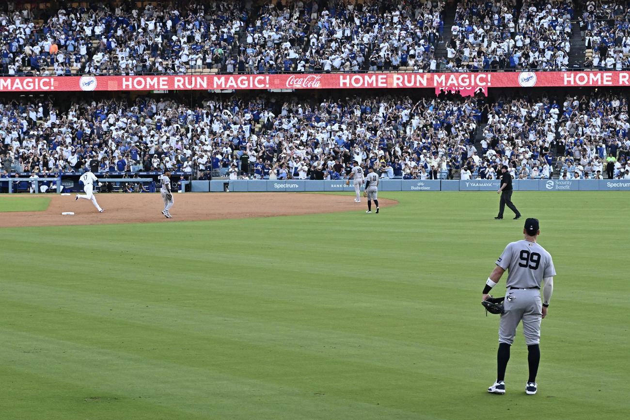 ドジャース対ヤンキース　1回裏ドジャース無死、大谷（後方左）はソロ本塁打を放ちダイヤモンドを1周する。手前は右翼手ジャッジ（撮影・滝沢徹郎）