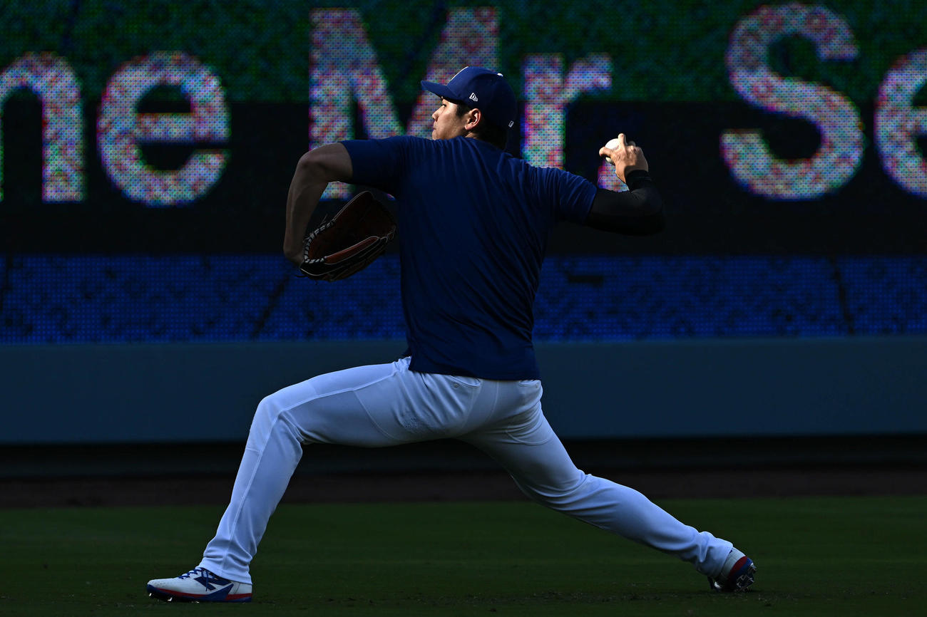 ドジャース対ヤンキース　試合前練習でキャッチボールするドジャース大谷（撮影・滝沢徹郎）