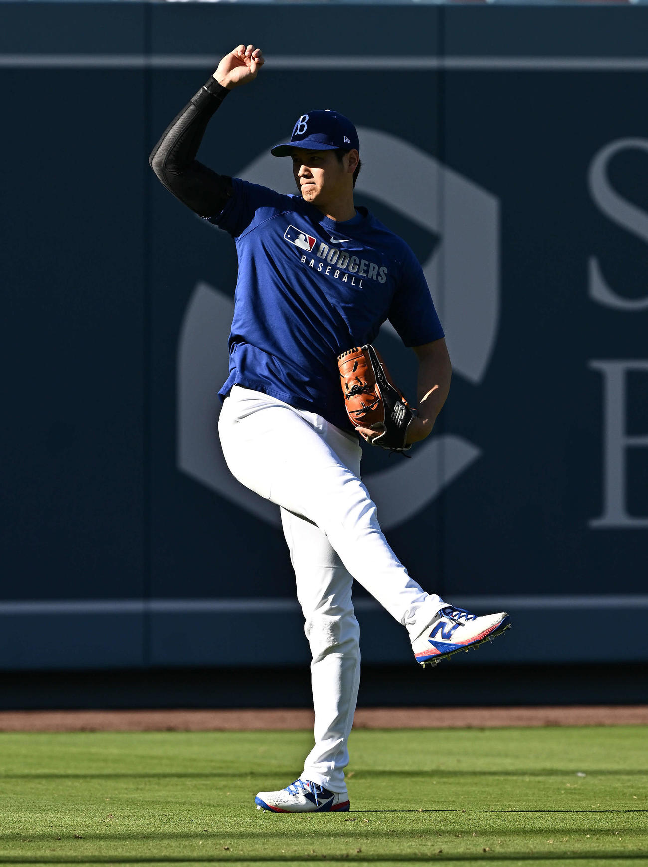 ドジャース対ヤンキース　試合前練習でキャッチボールするドジャース大谷（撮影・滝沢徹郎）
