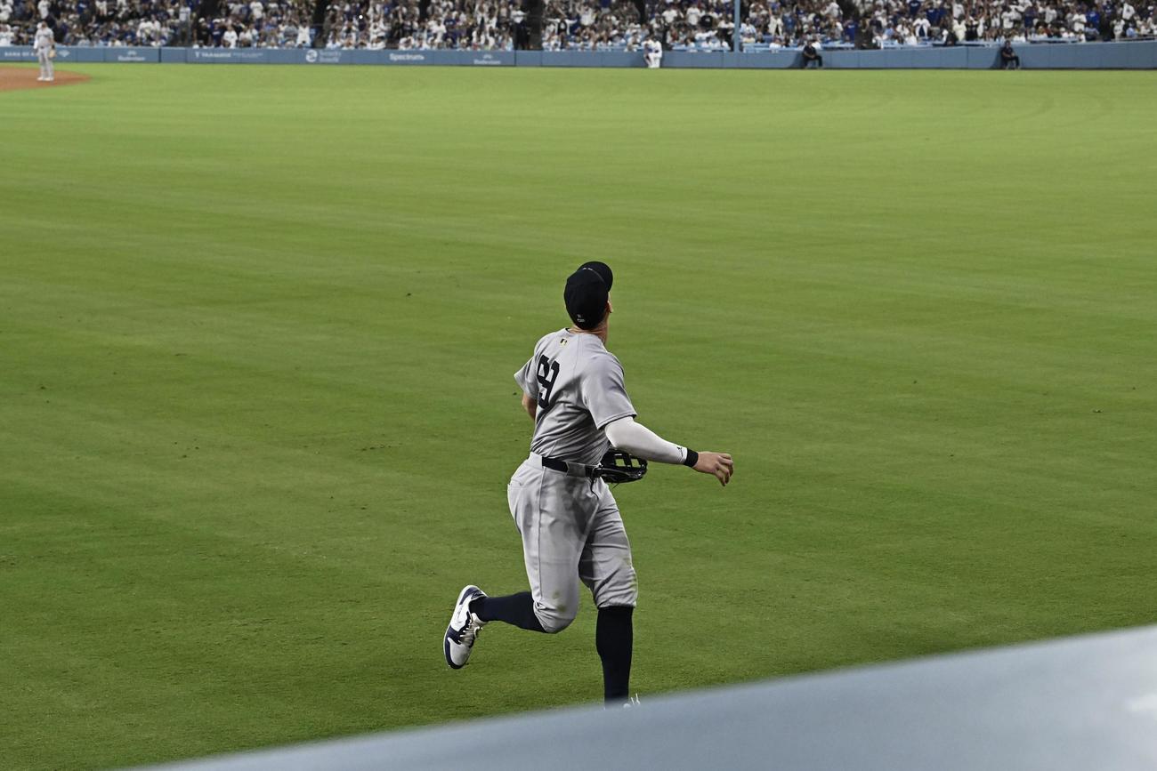 ドジャース対ヤンキース　6回裏ドジャース無死、大谷翔平のソロ本塁打の打球を追う右翼手ジャッジ（撮影・滝沢徹郎）