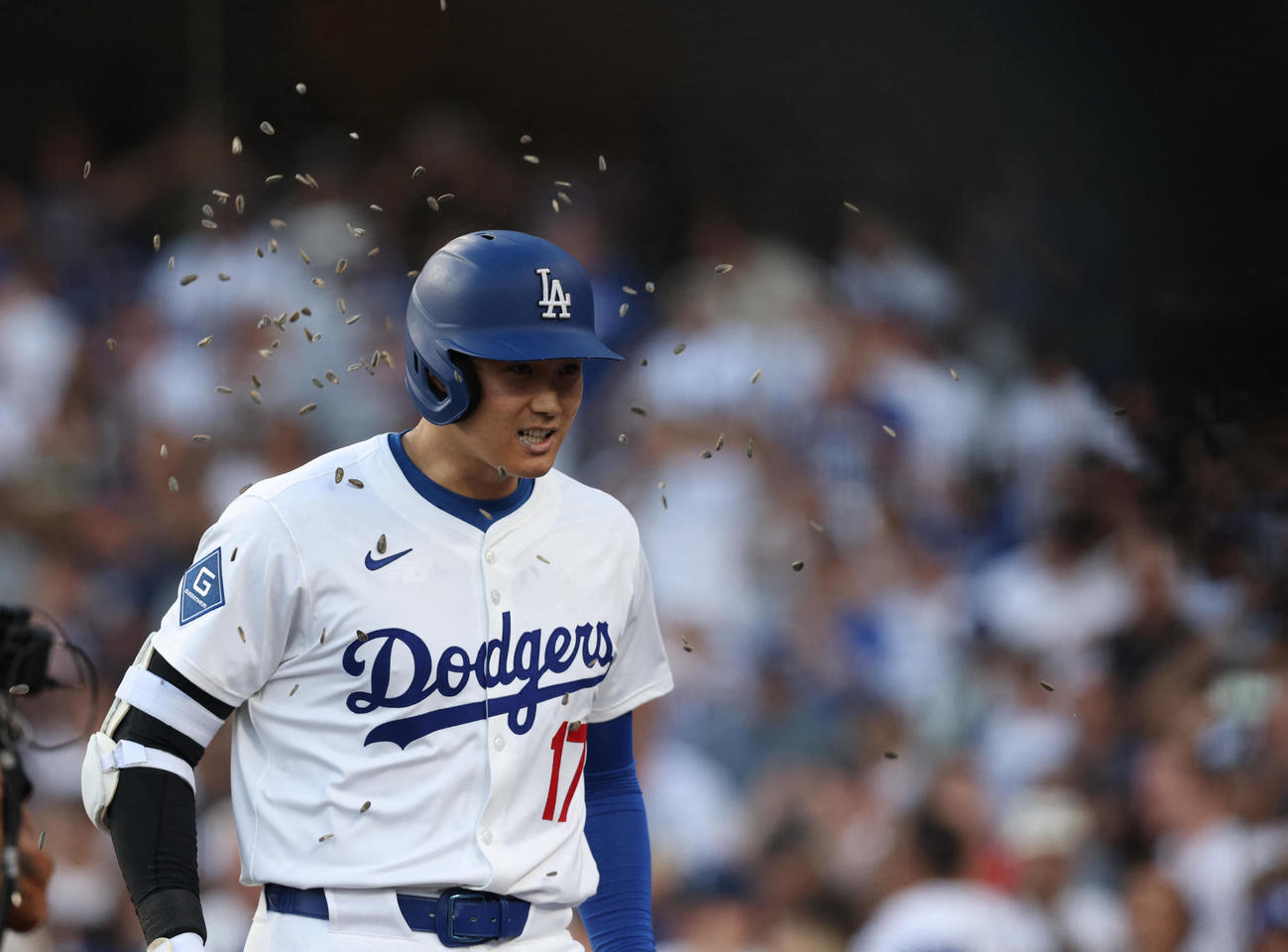 ヤンキース戦1回裏にドジャース大谷翔平は先頭打者本塁打を放ってベンチに戻るとヒマワリシャワーの祝福を受けた（ロイター)