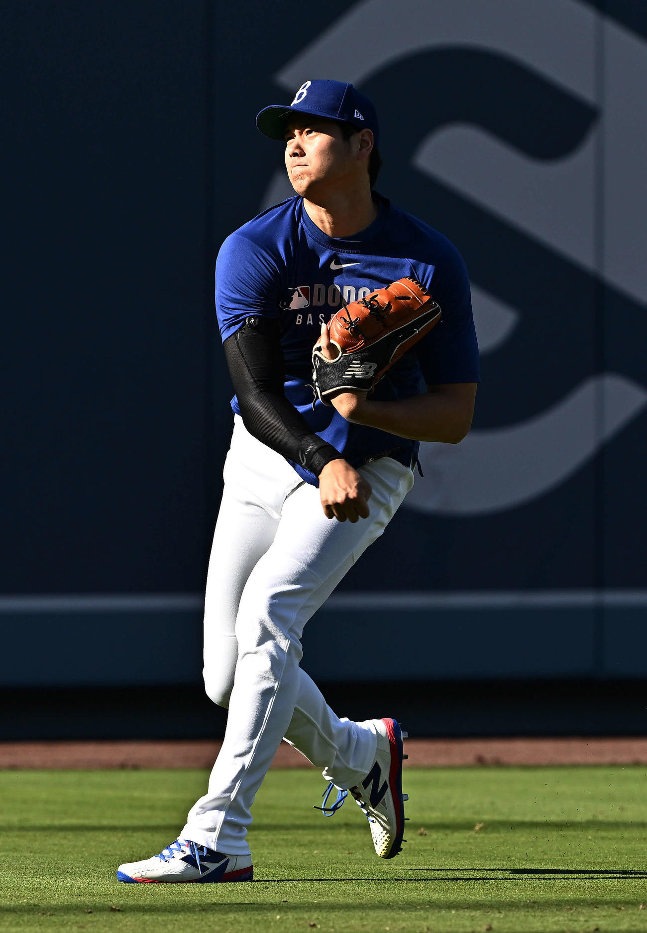 ドジャース対ヤンキース　試合前練習でキャッチボールするドジャース大谷（撮影・滝沢徹郎）