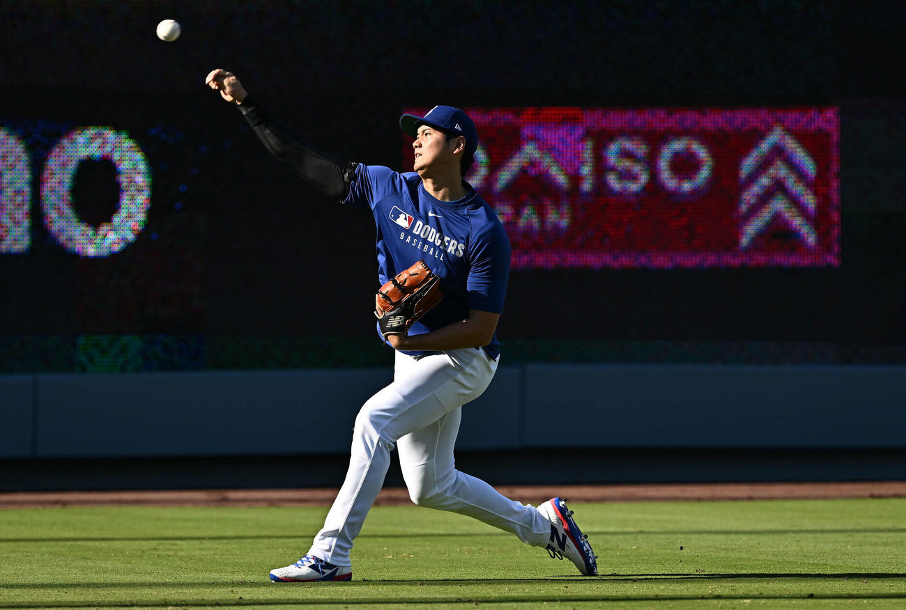 ドジャース対ヤンキース　試合前練習でキャッチボールするドジャース大谷（撮影・滝沢徹郎）