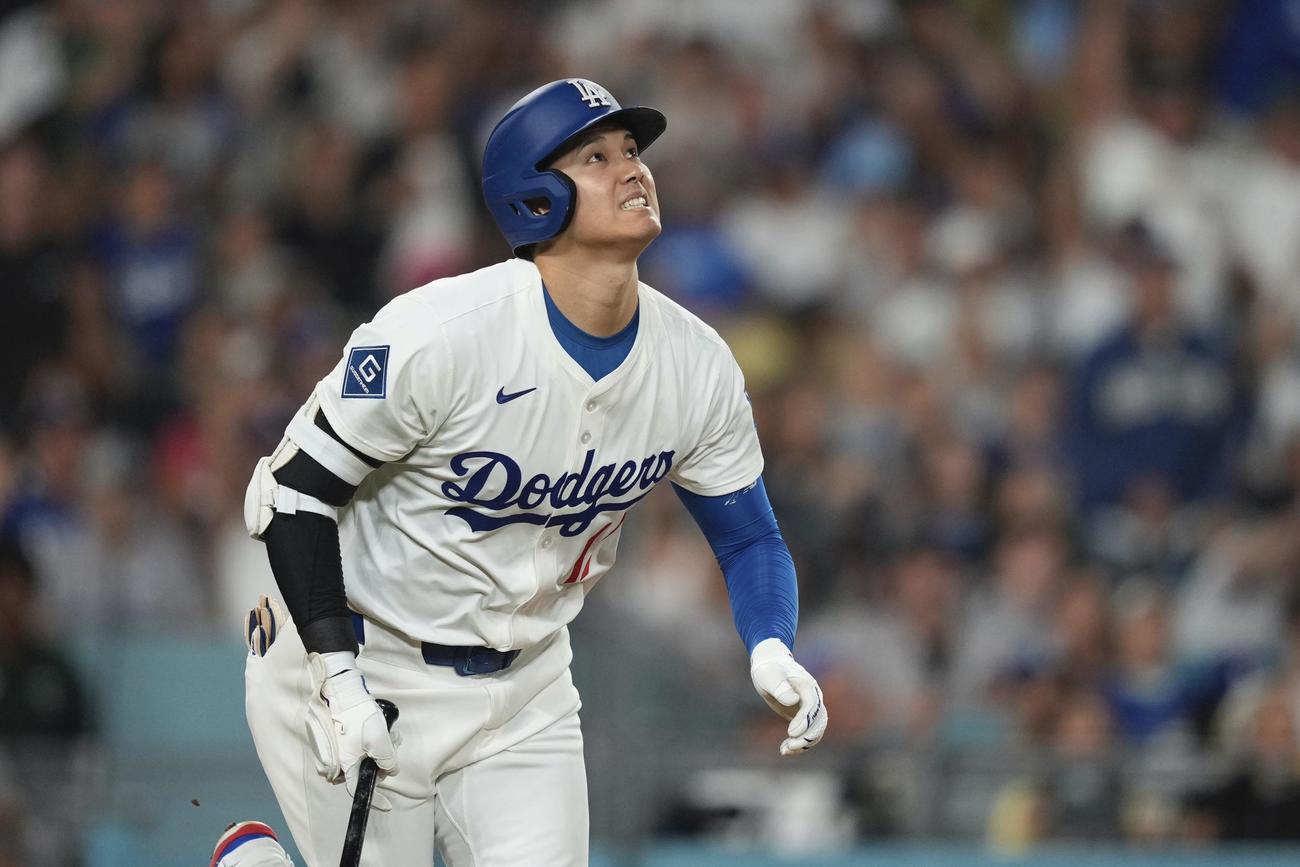 ６回に本塁打を放ち打球の行方を見つめるドジャース大谷翔平（AP）
