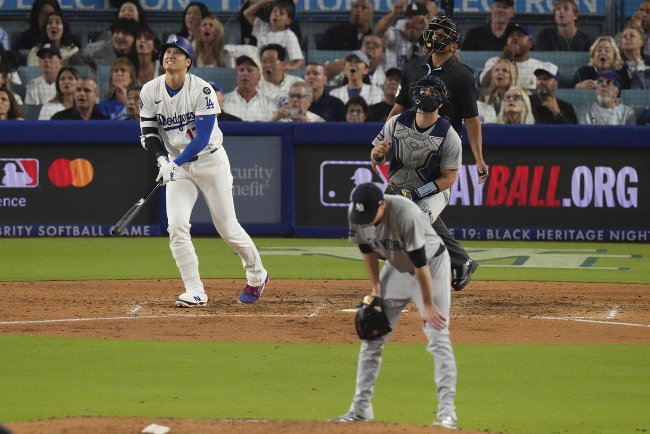 ドジャース大谷翔平に本塁打を浴び肩を落とすヤンキースの先発マックス・フリード（AP）