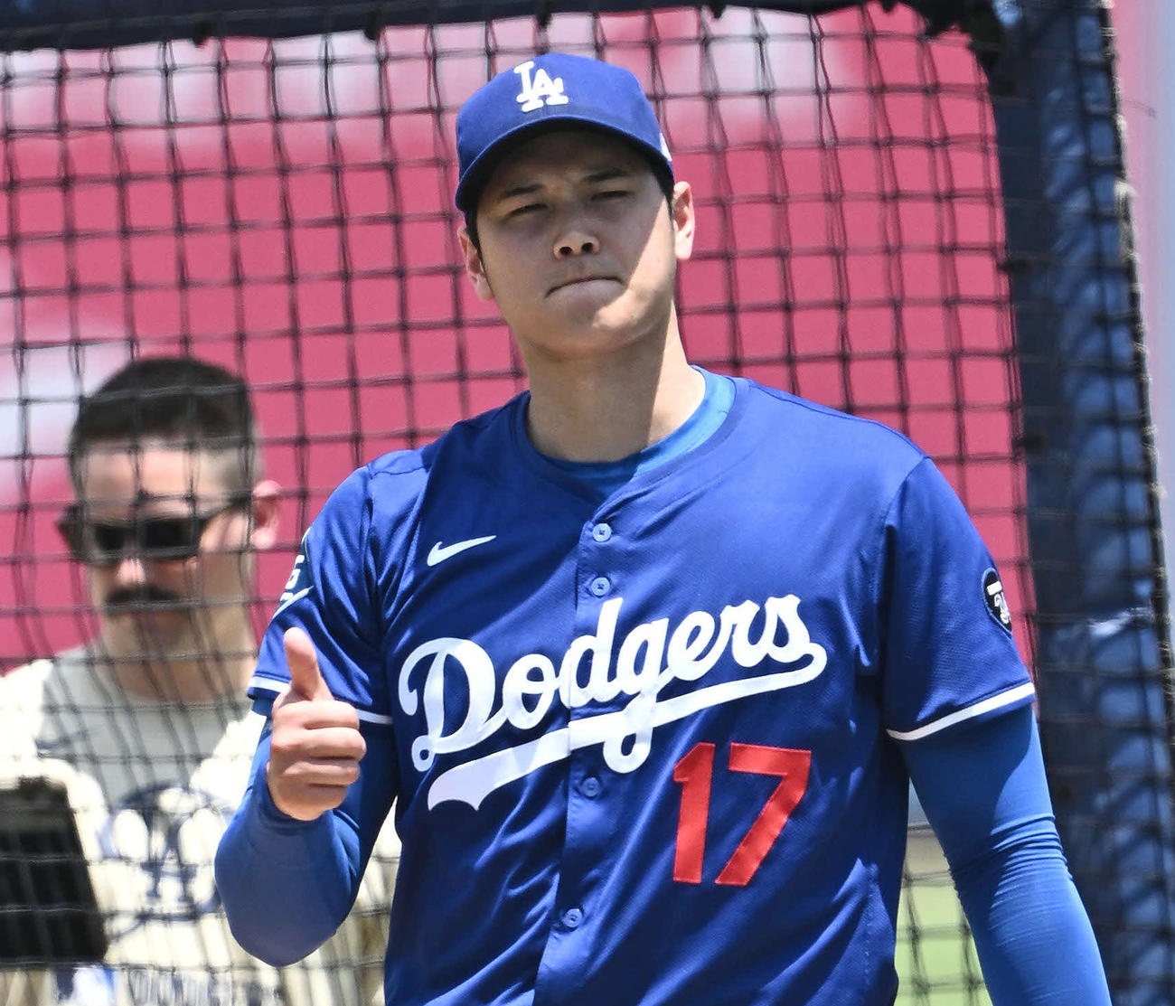 ドジャース対ヤンキース　試合前のライブBPでサムズアップするドジャース大谷（撮影・滝沢徹郎）