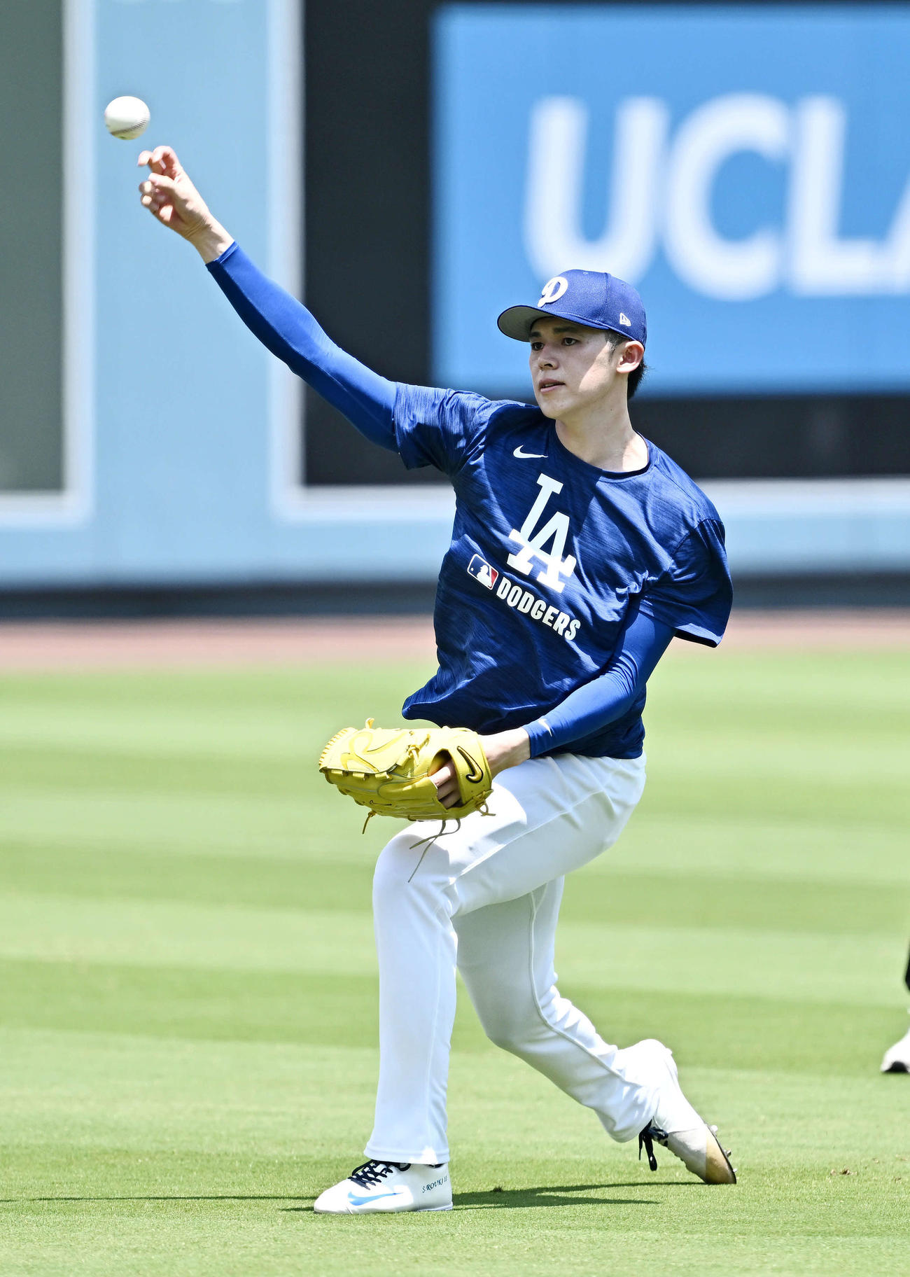 ドジャース対ヤンキース　試合前練習で調整するドジャース佐々木（撮影・滝沢徹郎）