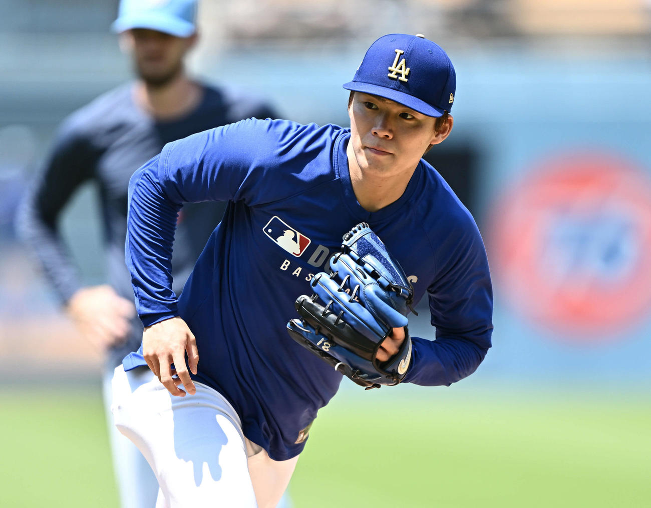 ドジャース対ヤンキース　試合前練習で守備練習するするドジャース山本（撮影・滝沢徹郎）
