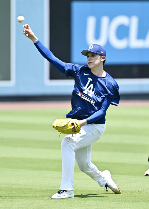 ドジャース対ヤンキース　試合前練習で調整するドジャース佐々木（撮影・滝沢徹郎）