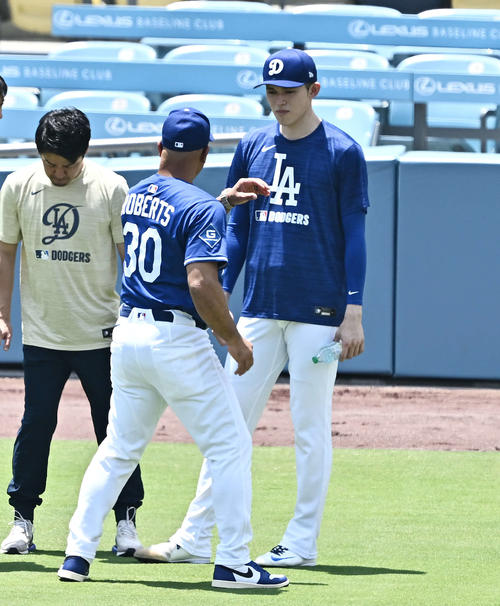 ドジャース対ヤンキース　試合前練習でドジャース佐々木（後方）はロバーツ監督から指導を受ける（撮影・滝沢徹郎）