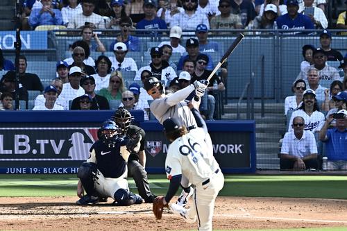 ドジャース対ヤンキース　4回表ヤンキース無死、ジャッジは左中間へソロ本塁打を放つ。投手ナック（撮影・滝沢徹郎）