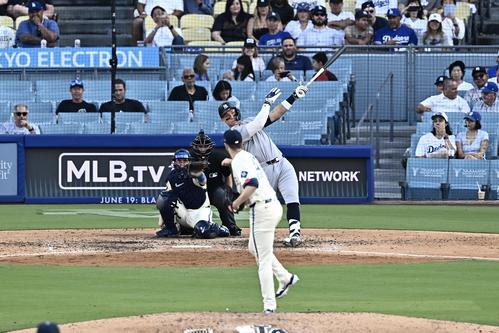 ドジャース対ヤンキース　8回表ヤンキース1死、ジャッジは中越えソロ本塁打を放つ。投手ストラットン（撮影・滝沢徹郎）