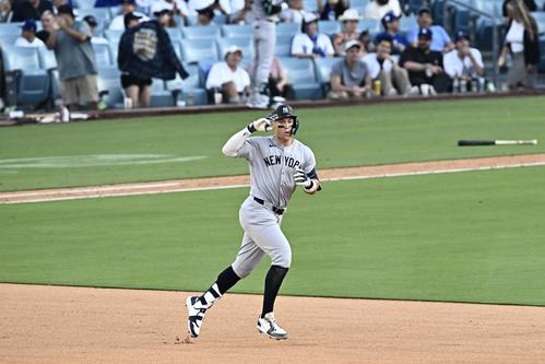 ドジャース対ヤンキース　8回表ヤンキース1死、ジャッジは中越えソロ本塁打を放ちポーズを決める（撮影・滝沢徹郎）