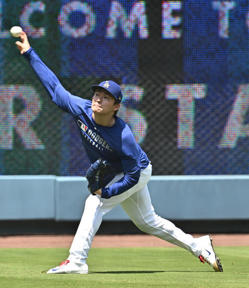 ドジャース対ヤンキース　試合前練習で調整するドジャース山本（撮影・滝沢徹郎）