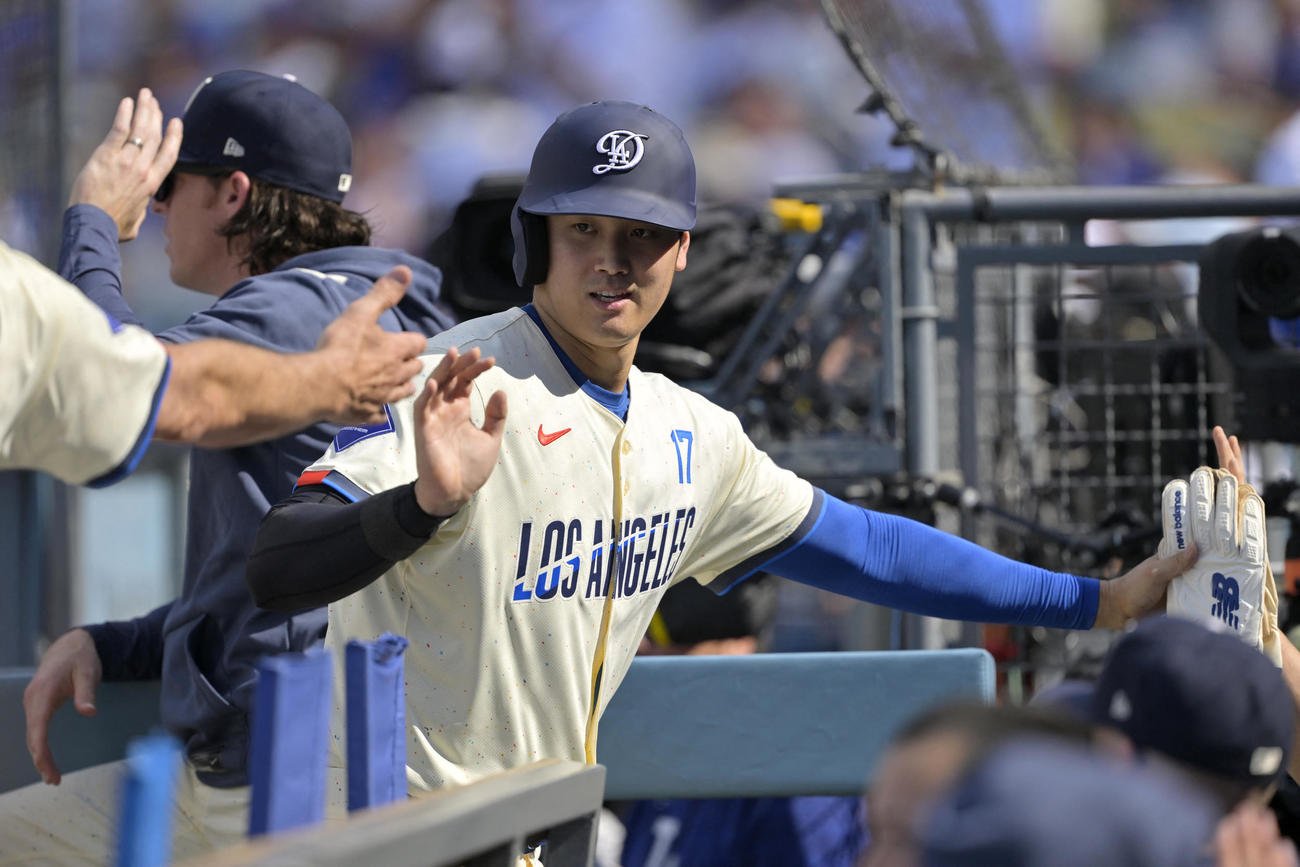 ヤンキース戦第1打席で右前安打を放ったドジャース大谷翔平は得点後にベンチに戻って笑顔（ロイター）