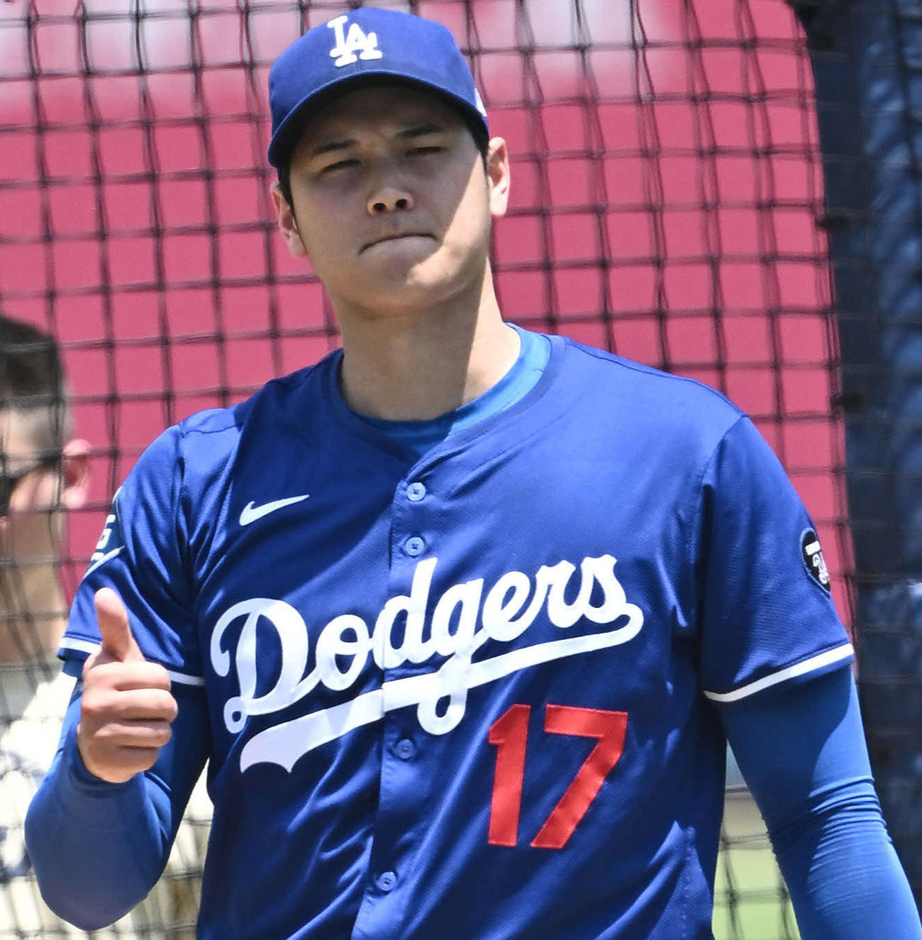 ドジャース対ヤンキース　試合前のライブBPでサムズアップするドジャース大谷（撮影・滝沢徹郎）