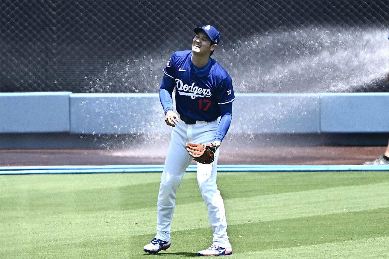 ドジャース対ヤンキース　試合前のライブBPの準備をするドジャース大谷（撮影・滝沢徹郎）