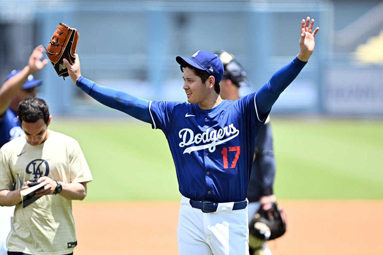 ドジャース対ヤンキース　試合前のライブBPを終えたドジャース大谷はチームメートにポーズ（撮影・滝沢徹郎）