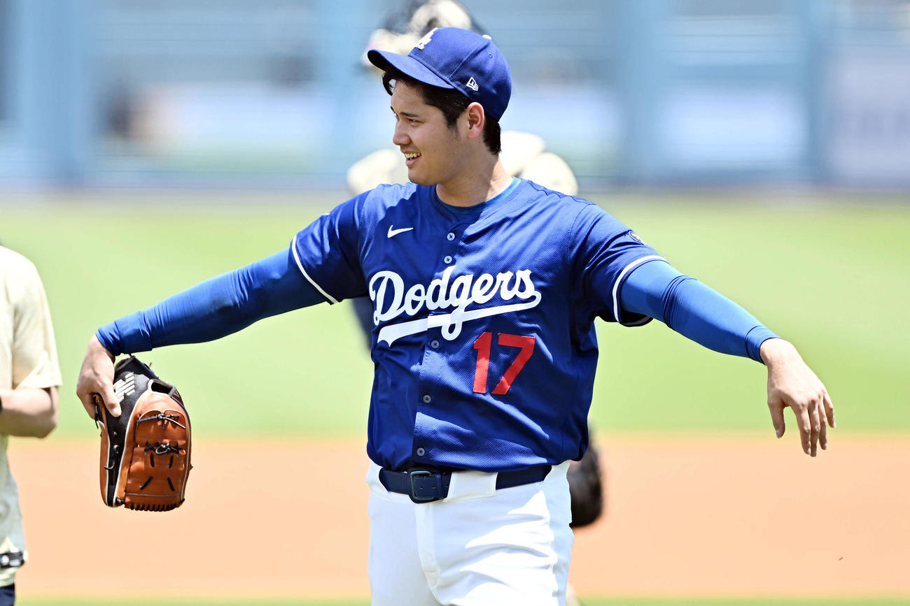 ドジャース対ヤンキース　試合前のライブBPを終えたドジャース大谷はチームメートにポーズ（撮影・滝沢徹郎）