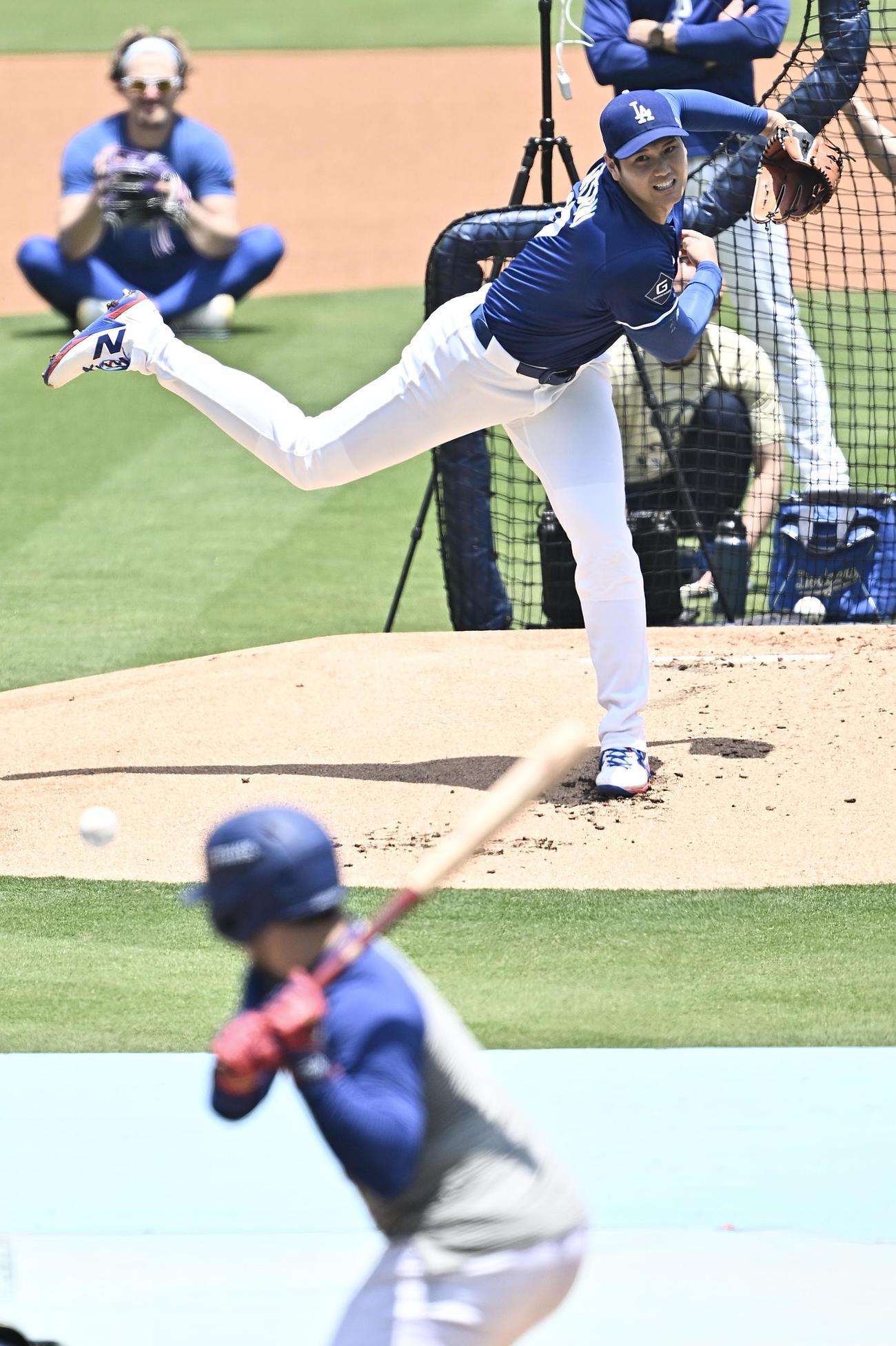 ドジャース対ヤンキース　試合前にライブBPをするドジャース大谷（撮影・滝沢徹郎）