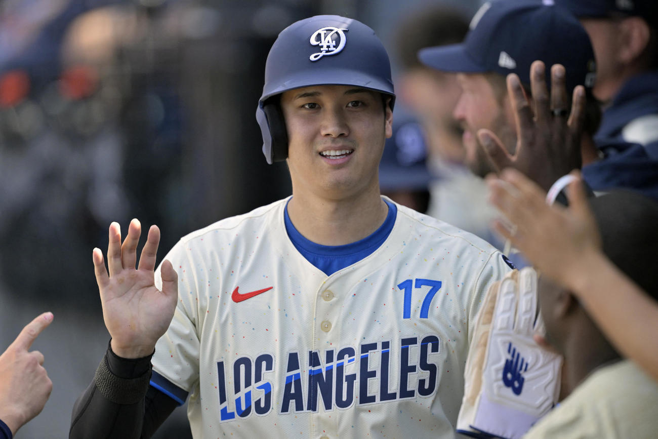 ヤンキース戦第1打席で右前安打を放ったドジャース大谷翔平は得点後にベンチに戻って笑顔（ロイター）
