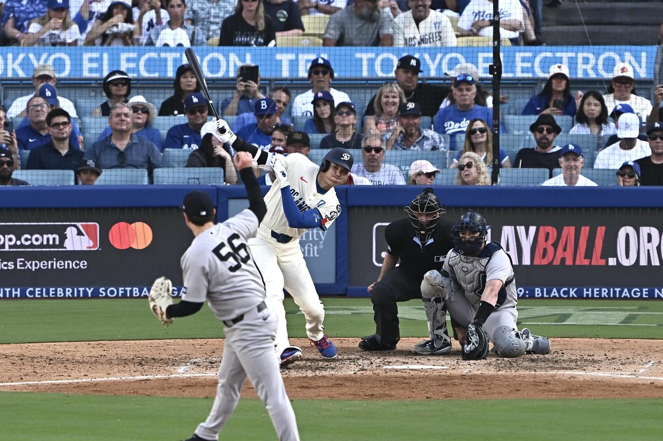 ドジャース対ヤンキース　2回裏ドジャース無死一塁、大谷は右前打を放つ。投手マーク・ライターJr．（撮影・滝沢徹郎）