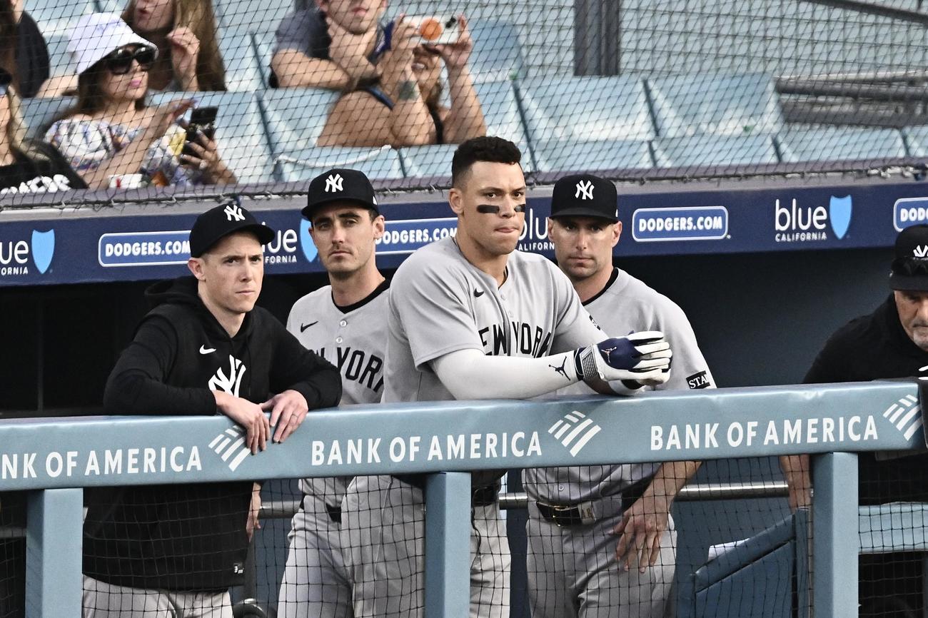 ドジャース対ヤンキース　9回表、ベンチから戦況を見つめるヤンキース・ジャッジ（左から3人目）ら（撮影・滝沢徹郎）
