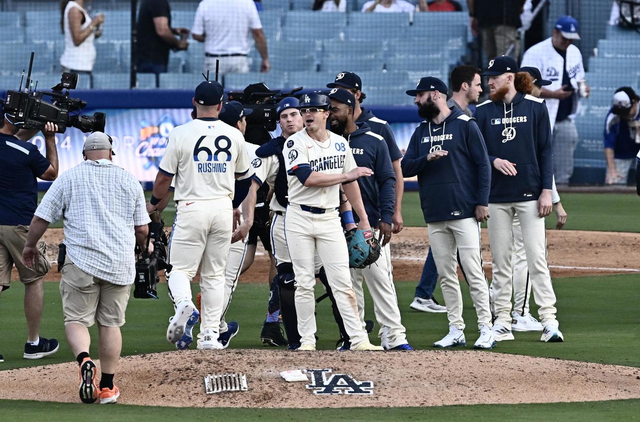 ドジャース対ヤンキース　連勝しタッチをかわすドジャースの選手たち（撮影・滝沢徹郎）