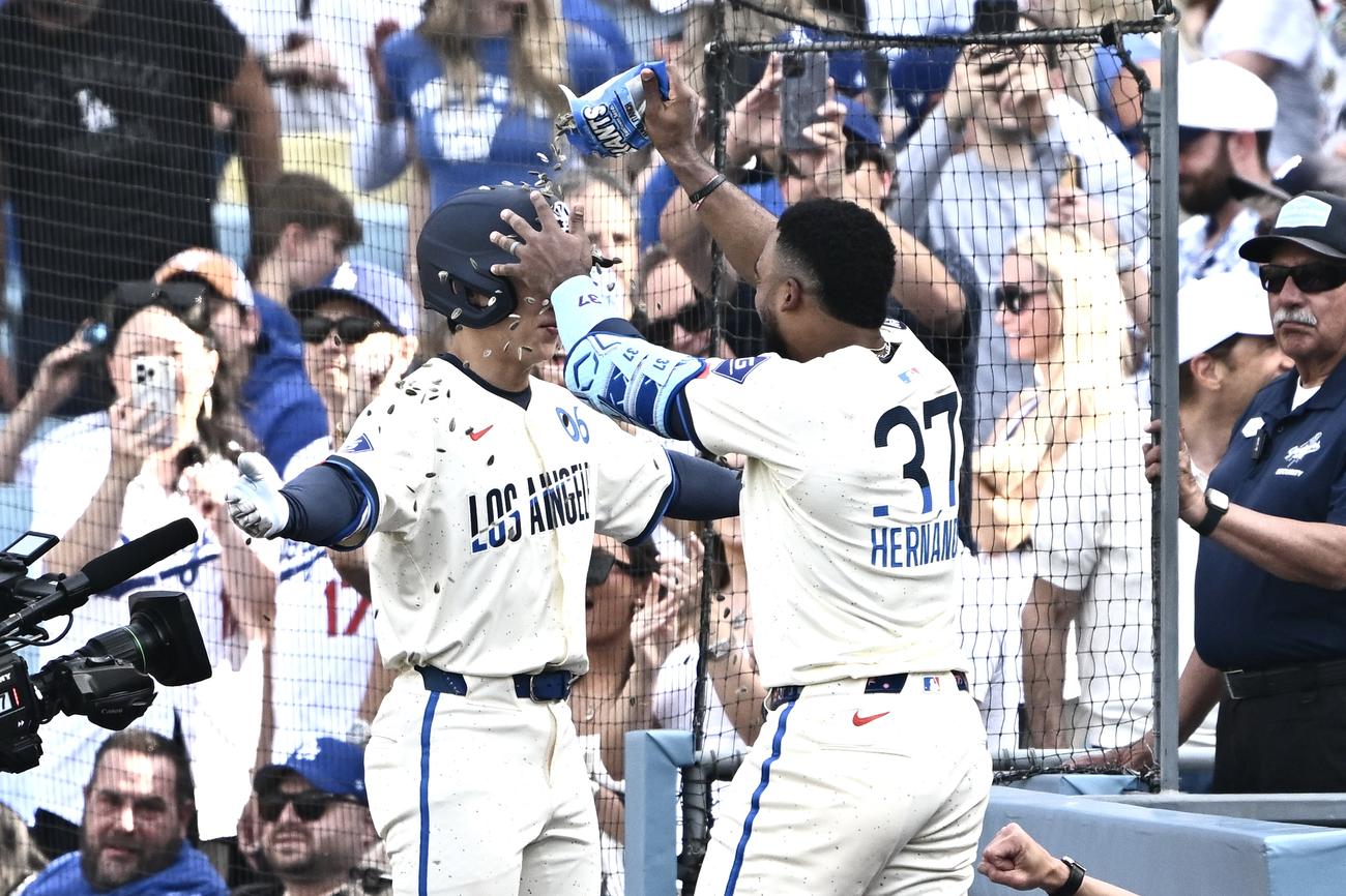 ドジャース対ヤンキース　2回裏ドジャース2死二塁、キム・へソン（左）は2点本塁打を放ちT・ヘルナンデスからヒマワリの種シャワーで祝福される（撮影・滝沢徹郎）