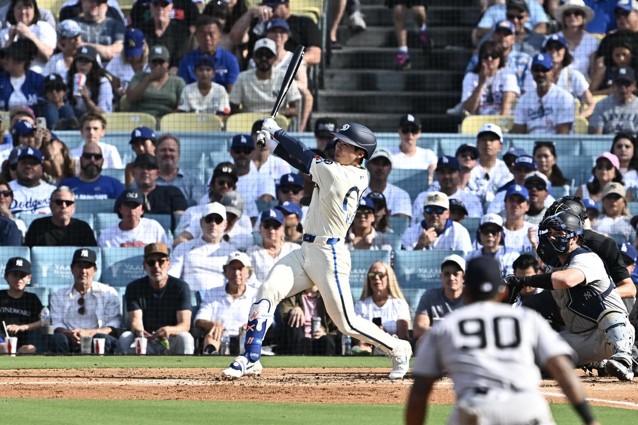 ドジャース対ヤンキース　2回裏ドジャース2死二塁、キム・へソンは2点本塁打を放つ（撮影・滝沢徹郎）