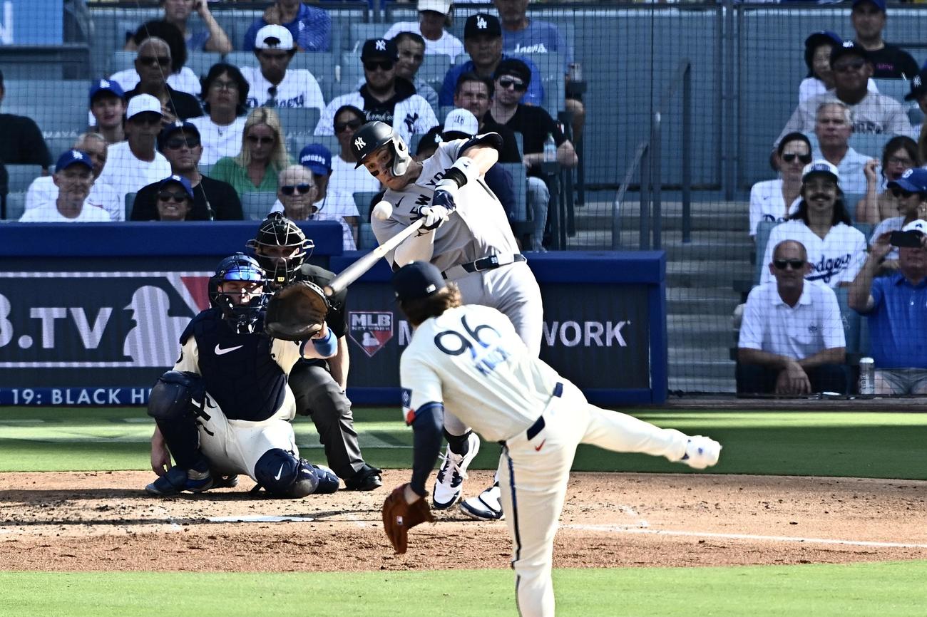 ドジャース対ヤンキース　4回表ヤンキース無死、ジャッジは左中間へソロ本塁打を放つ。投手ナック（撮影・滝沢徹郎）