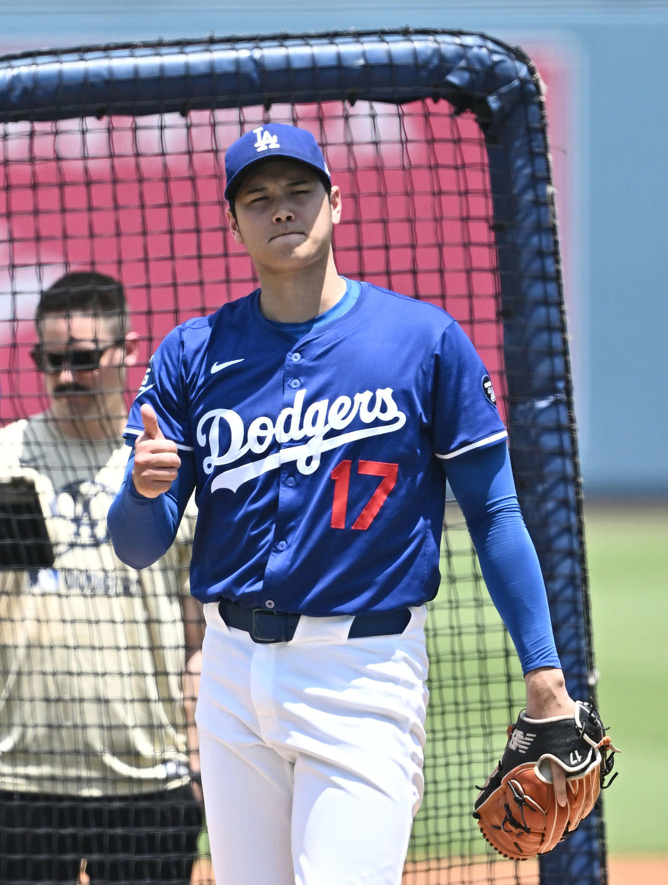 ドジャース対ヤンキース　試合前のライブBPでサムズアップするドジャース大谷（撮影・滝沢徹郎）