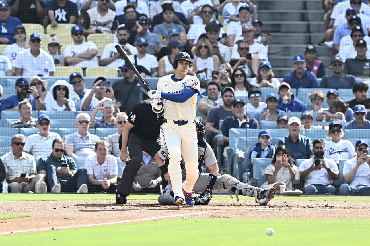 ドジャース対ヤンキース　1回裏ドジャース無死、大谷は右前打を放つ（撮影・滝沢徹郎）