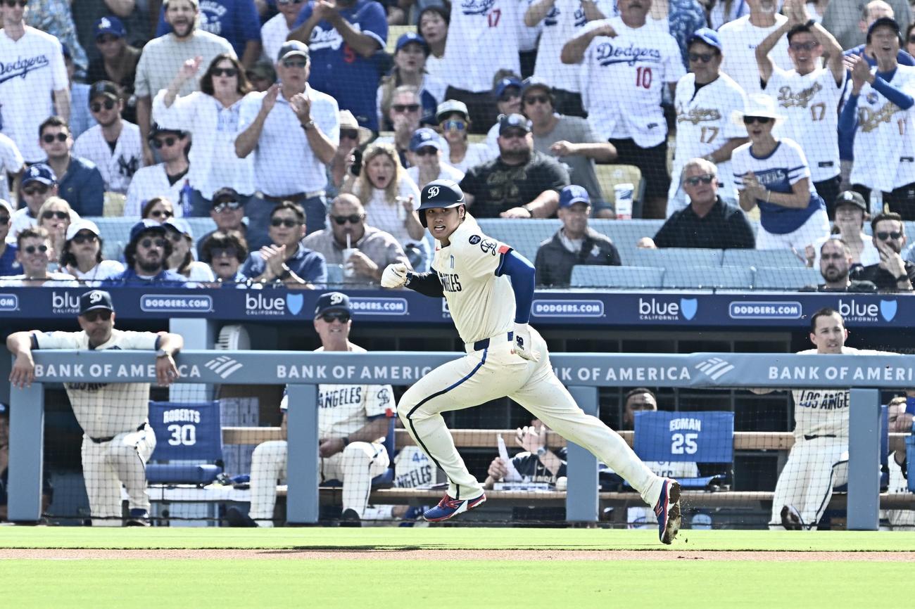 ドジャース対ヤンキース　1回裏ドジャース1死一、二塁、ウィル・スミスの先制適時打で本塁へ走る二塁走者大谷（撮影・滝沢徹郎）