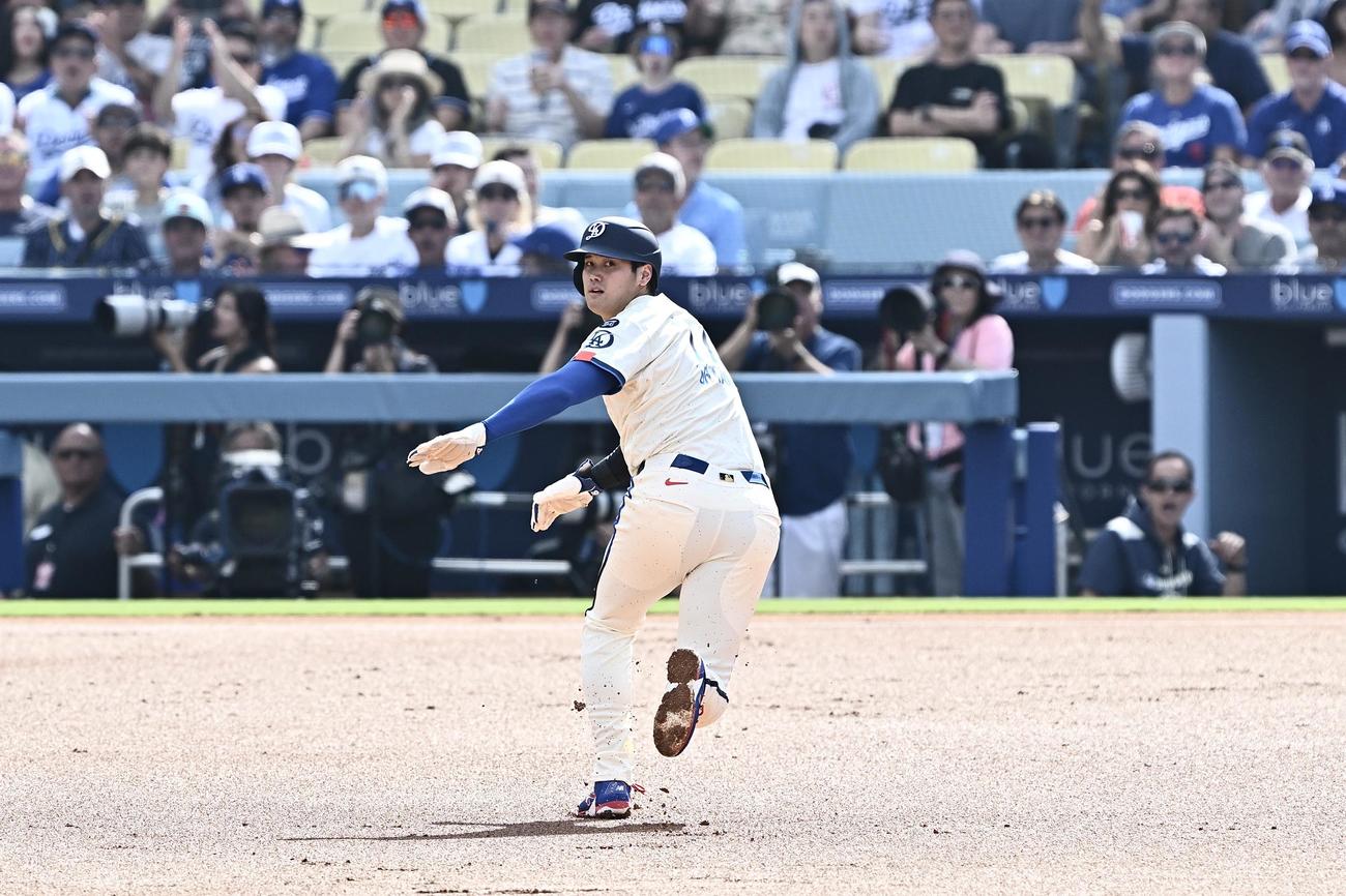 ドジャース対ヤンキース　1回裏ドジャース1死一、二塁、ウィル・スミスの先制適時打で本塁へ走る二塁走者大谷（撮影・滝沢徹郎）