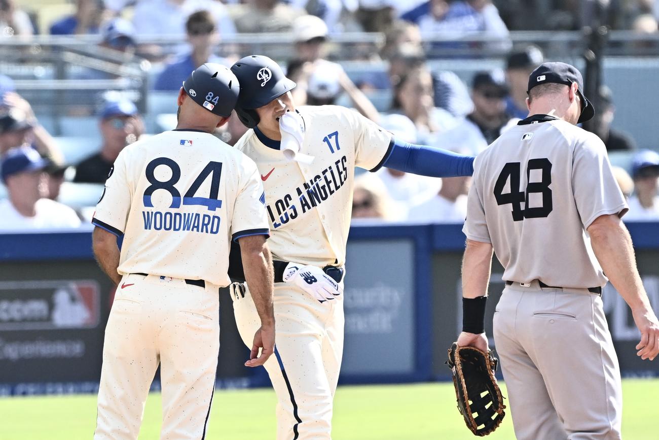 ドジャース対ヤンキース　1回裏ドジャース無死、大谷（中央）は右前打を放ち一塁コーチとヘッドバンプする（撮影・滝沢徹郎）