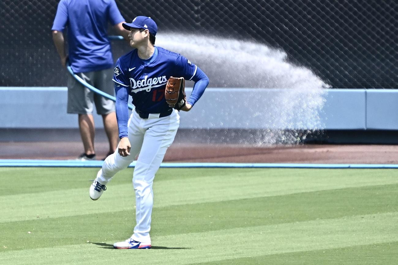 ドジャース対ヤンキース　試合前のライブBPの準備をするドジャース大谷（撮影・滝沢徹郎）