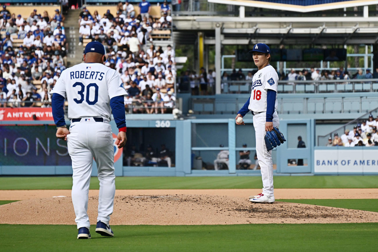 ドジャース対ヤンキース　4回表、ドジャース先発の山本（右）に降板を伝えにマウンドに向かうロバーツ監督（撮影・滝沢徹郎）