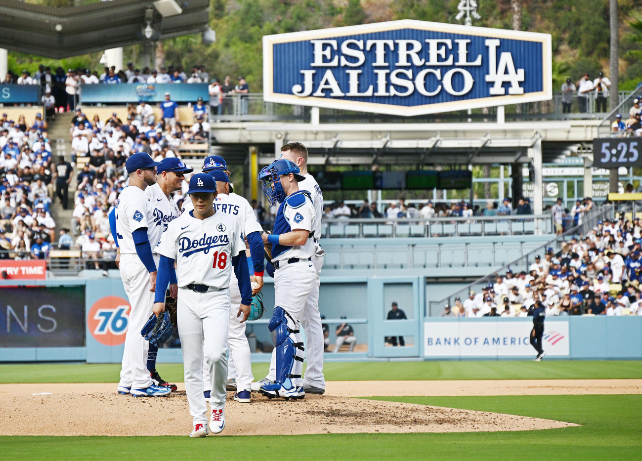 ドジャース対ヤンキース　4回表途中で降板するドジャース先発の山本（手前）（撮影・滝沢徹郎）