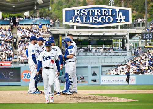 ドジャース対ヤンキース　4回表途中で降板するドジャース先発の山本（手前）（撮影・滝沢徹郎）