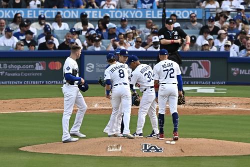 ドジャース対ヤンキース　4回表、ドジャース先発の山本（中央）はロバーツ監督（右から2人目）から交代を告げられる（撮影・滝沢徹郎）