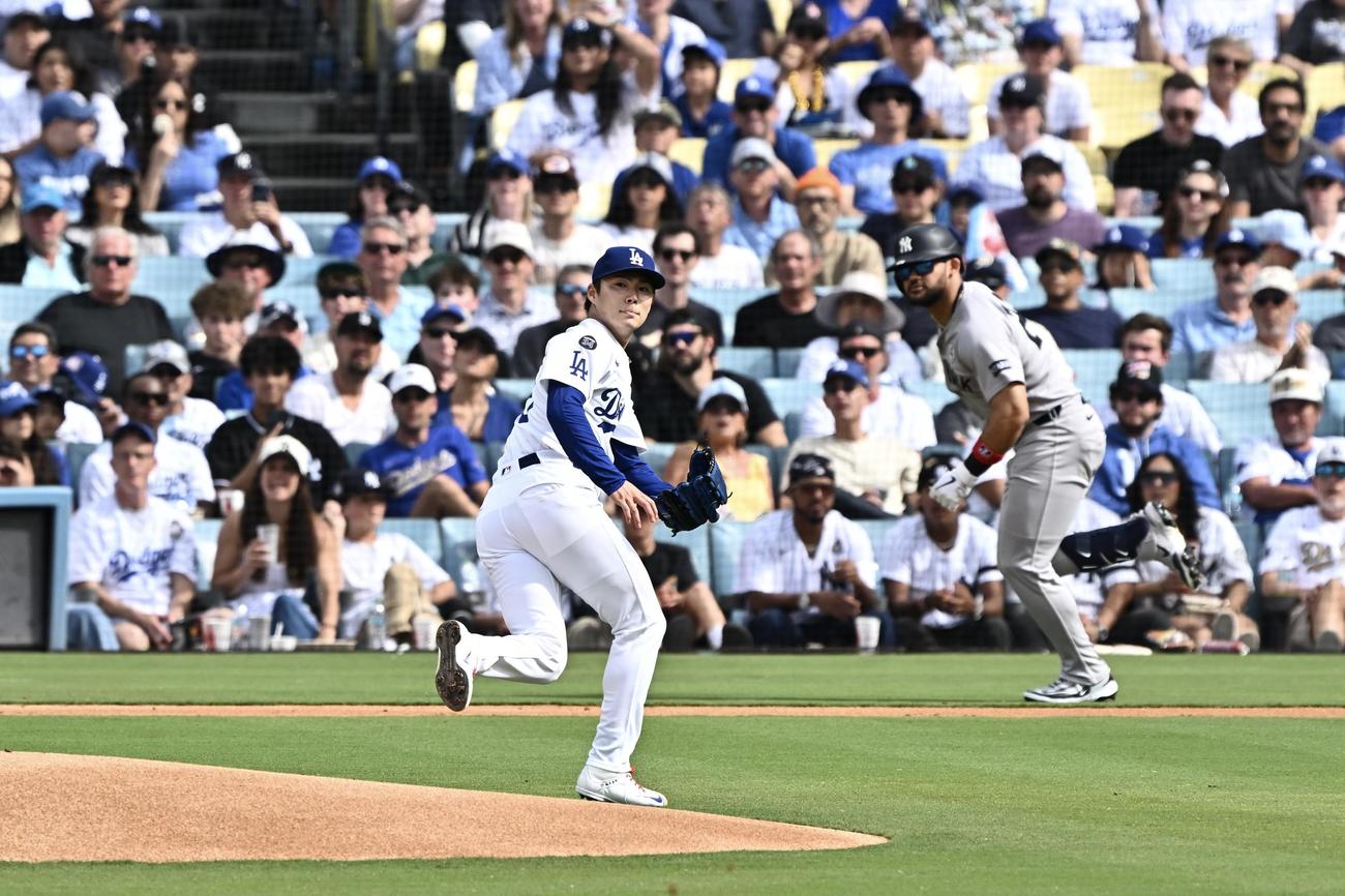 一ドジャース対ヤンキース　1回表ヤンキース2死一、二塁、ドミンゲス（後方）に先制適時打を許す山本（撮影・滝沢徹郎）